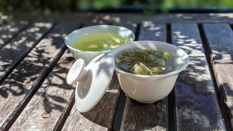 Weiße Porzellantasse mit griechischem Bergtee