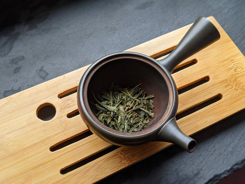 Blick von oben in eine japanische Teekanne mit Bancha Tee