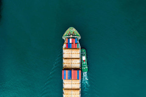 Frachtschiff auf dem Wasser