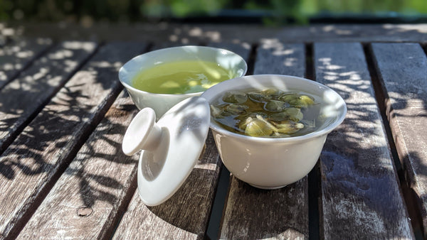Weiße Porzellantasse mit griechischem Bergtee