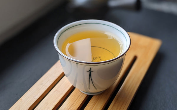 Japanischer Bancha Tee in einer weißen Porzellantasse