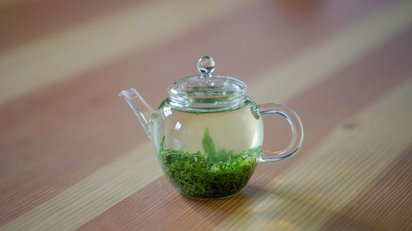 Grüner Tee in einer Glaskaraffe