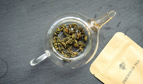 Aufguss von Oolong Tee in einer durchsichtigen Glaskaraffe