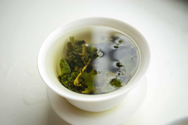 weiße Teetasse mit Oolong Tee