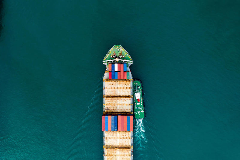 Frachtschiff auf dem Wasser