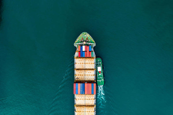 Frachtschiff auf dem Wasser