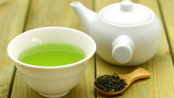 Grüner Tee in Porzellantasse