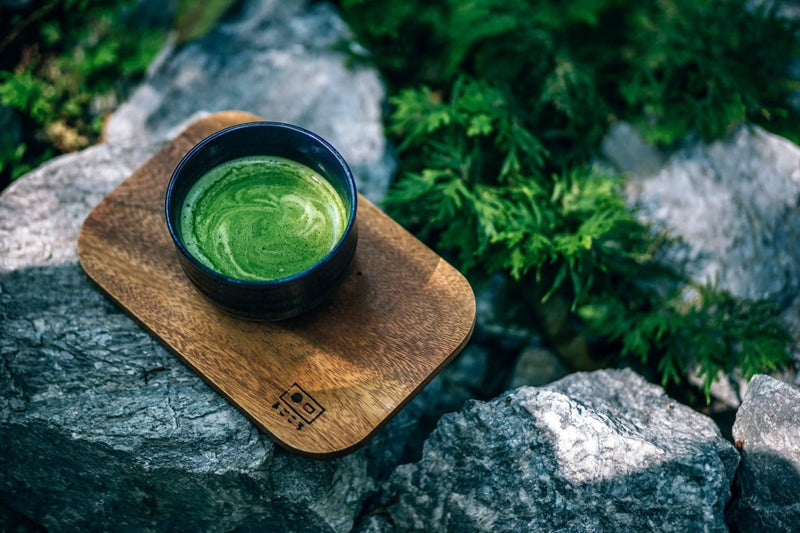 Dunkle Teeschale mit Matcha Tee