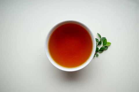 Blick von oben in eine Tasse mit rotem Rooibos Tee