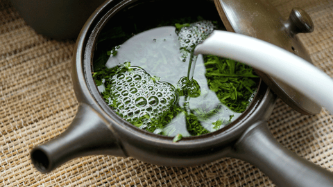 Blick von oben in eine japanische Teekanne mit Sencha Tee