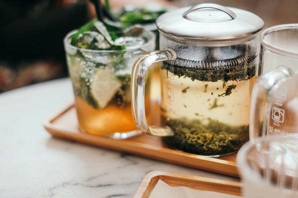 Tee und kaltes Wasser: Eine erfrischende Kombination oder ein Tabu?